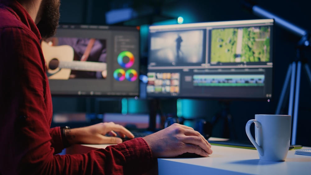 Video,Editor,Arranging,Recorded,Stock,Clips,Into,Seamless,Whole,In prodüksiyon